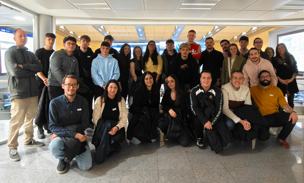 DGTes's tweet image. 🚦Los alumnos del Grado Superior en Formación para la Movilidad Segura y Sostenible del IES Antonio Machado de #AlcaládeHenares y del @CIUDADESCOLARFP han completado nuestro 'escape room' sobre #SeguridadVial y participado en otras actividades en su visita al #CGT.
#EducaciónVial