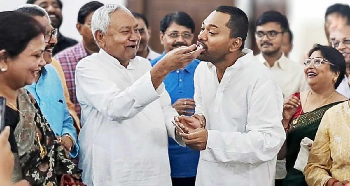 Decoding_Bihar's tweet photo. गद्दी पर हम रहे या मुन्ना नियम सेम ही रहेगा—

गाँजा मारा जायेगा
रेप बिहार बनाया जायेगा
घरे घर दारू बेचा जायेगा
शिक्षा मित्र के तहत बच्चो के भविष्य को कुचला जायेगा, पेपर माफिया आबाद रहेगा, एक जिला के एक कास्ट के लोग बिहार को दिमक कि तरह खायेगा फिर भी सुशासन बाबू कहा जायेगा !! https://t.co/8Hv0DMpL2H