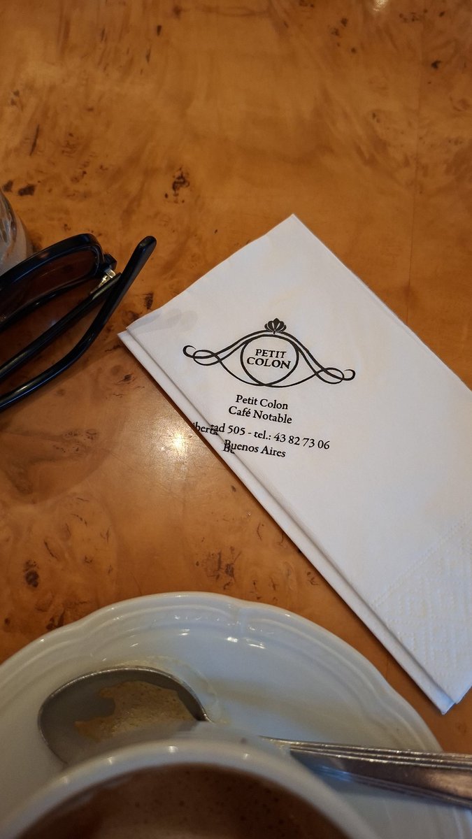 Me traía mi viejo cuando lo acompañaba al estudio de la calle Uruguay, donde me senté por primera vez frente a una máquina de escribir. Ya preadolescente, atendía algún llamado mientras miraba las Humor que guardaba en los cajones. Muy bien el café, no tanto las medialunas.