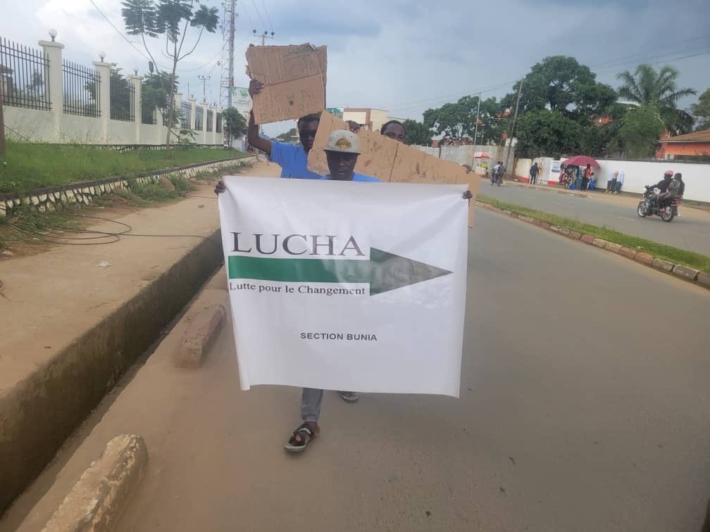 #Bunia:

Nos camarades viennent d’être arrêtés à la Regideso pour avoir mené une action citoyenne pacifique exigeant l’accès à l’eau potable pour tous. 
Nous demandons leur libération sans conditions! 
Criminaliser les revendications légitimes ne fera pas taire la population.