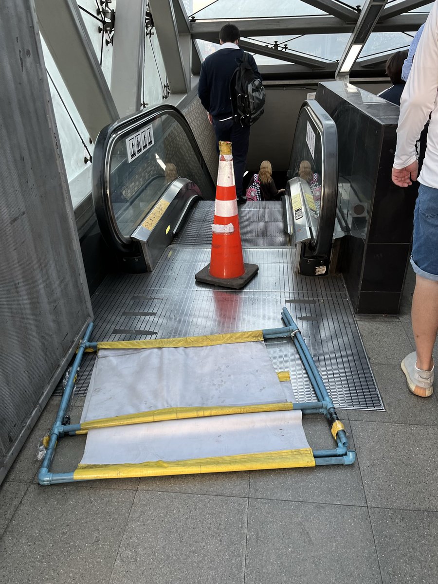 Ignacio_Irarraz's tweet photo. @metrodesantiago  ya son 10 días de no funcionar. Estación Manquehue. Entrada Norte https://t.co/yFk6RzsSFQ