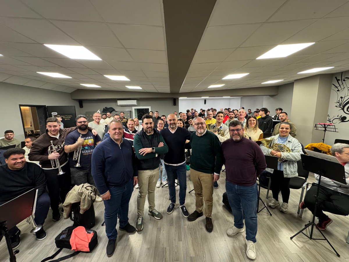 #Actualidad | Ayer miércoles, giró una visita a la sede de la Agrupación Musical <a href="/PasiondeLinares/">Pasión de Linares</a> , una representación de la Junta de Gobierno, con el Hermano Mayor a la cabeza.

En la misma tuvieron la oportunidad de asistir a un ensayo en directo y departieron al