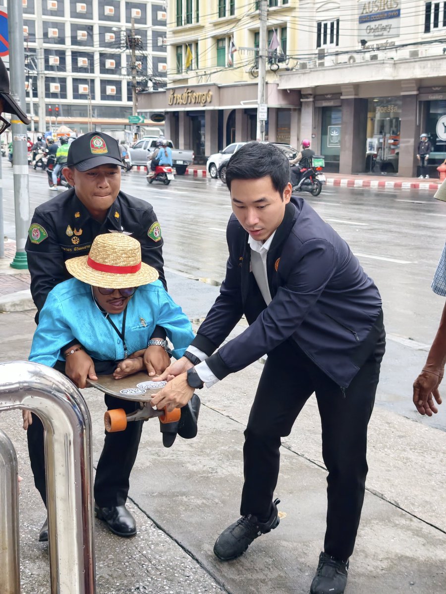 ปารเมศ บูม สส กทม เขต 1 tweet media