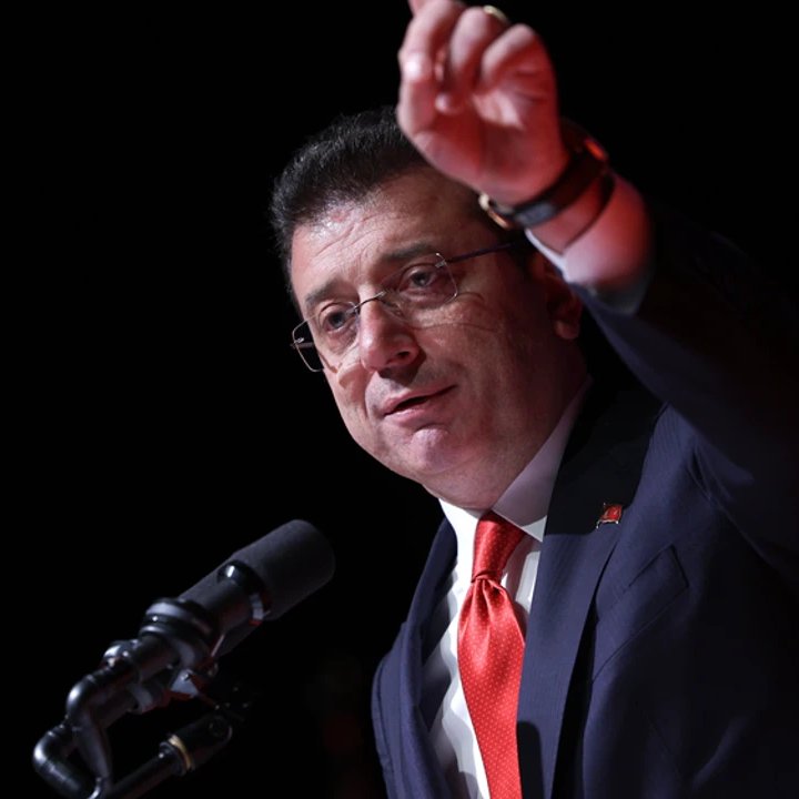 Ekrem İmamoğlu, duruşma arasına çıkışında gazetecilere seslendi:

"Bunlar sadece bir kişiye ve bir aileye hizmet eder. Hizmet ettikleri kişiye de zarar veriyorlar. Böyle olmaz onlara da zarar veriyorlar. Biz ne yapacağız boyun eğeceğiz. Kime? Bir kişiye.

Duruşmada tabloda ayda