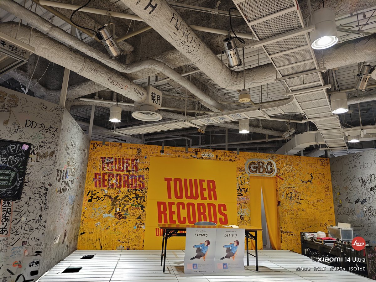 sr4649ZZZ's tweet photo. Furui Rihoさんのサイン会行ってきた！✨
実物がヤバすぎて可愛すぎて、マジで語彙力消えた…。
​今日のためにカメラ設定をガチガチに追い込んで正解。
サインの筆跡から現場の空気感までバキバキに撮れたぜ📸
​宝物がまた一つ増えました。余韻が凄すぎる。
#FuruiRiho #Letters #タワレコ梅田 https://t.co/8rHhyMGTb7