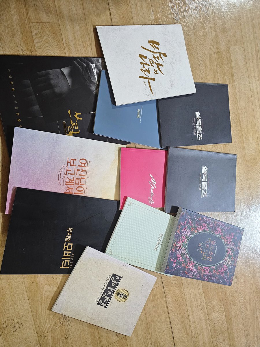 MPanmae71532's tweet photo. 뮤지컬 프로그램북 양도해요

11 바람의나라 호동 0.5
12 심야식당 0.5
키다리아저씨 0.5
12 모비딕 0.5
16 킬미나우 0.5
14 M.Butterfly(엠나비)
17 여신님이보고계셔 0.7
11 쓰릴미 0.7
12 셜록홈즈 앤더슨가의 비밀
(버전 2개) 각 0.7
17 혐오스런마츠코의일생 1.0
김종욱찾기 5주년 포토북 0.7 https://t.co/ZaMsJKliQc