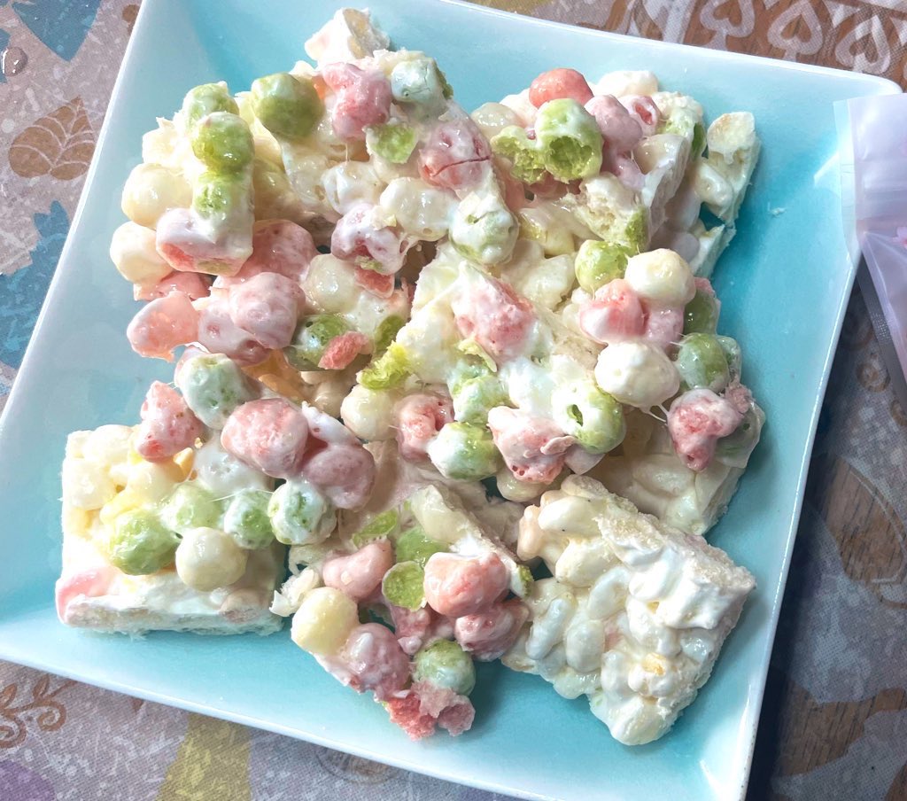 lum_cook's tweet photo. ✱肉じゃが
✱マシュマロひなおこし

お久しぶりに和食が食べたくて作った肉じゃが✨
ひな祭りに買ったひなあられで作ったマシュマロひなおこし、子どもたちに大好評で
秒でなくなった😂
また作りましょ！

#おうちごはん
#手作り料理
#料理記録
#料理好きさんと繋がりたい https://t.co/WnDj4x2V0Q