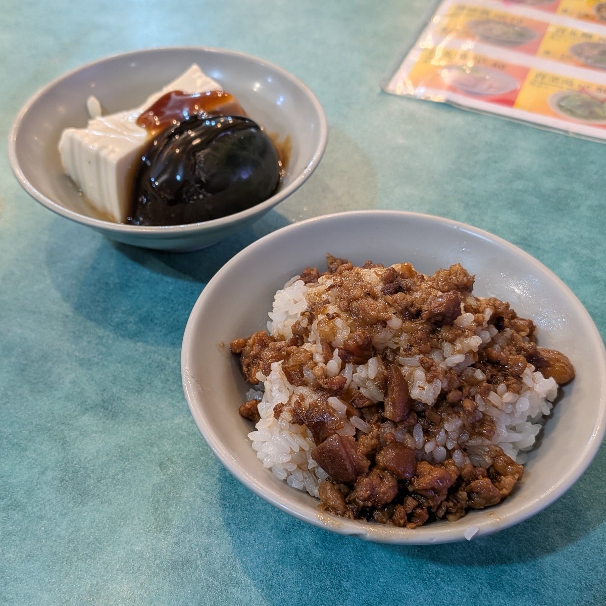 arikui39's tweet photo. 台湾の初めし
定食屋入ったらゴリゴリに中国語で話しかけてくるから困惑
友達着くまでぼっちつらい https://t.co/YiohYSZuIg