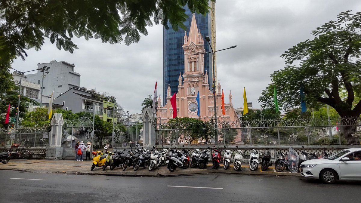 ベトナムのダナンに来ています。暖かくて助かりますが雨降りですね…