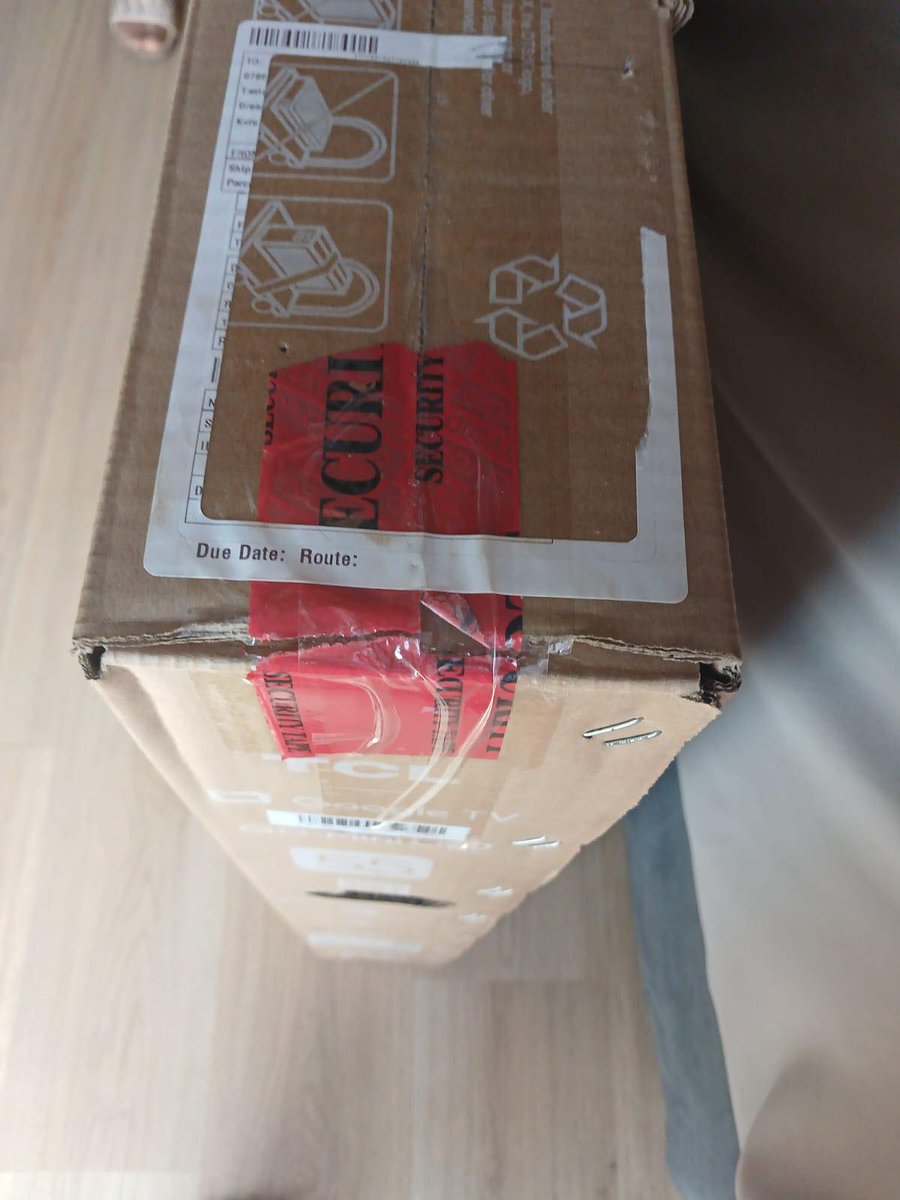 TaniaMoleko's tweet photo. @Game_Stores
I bought a new TV which was delivered last night. The TV I received was clearly previously opened, with signs on both the box and the TV itself. Up to 48 hours to investigate? I bought a new TV, I should’ve gotten a new TV. Please send me a NEW TV now, not stories. https://t.co/KkQI8vDSkj