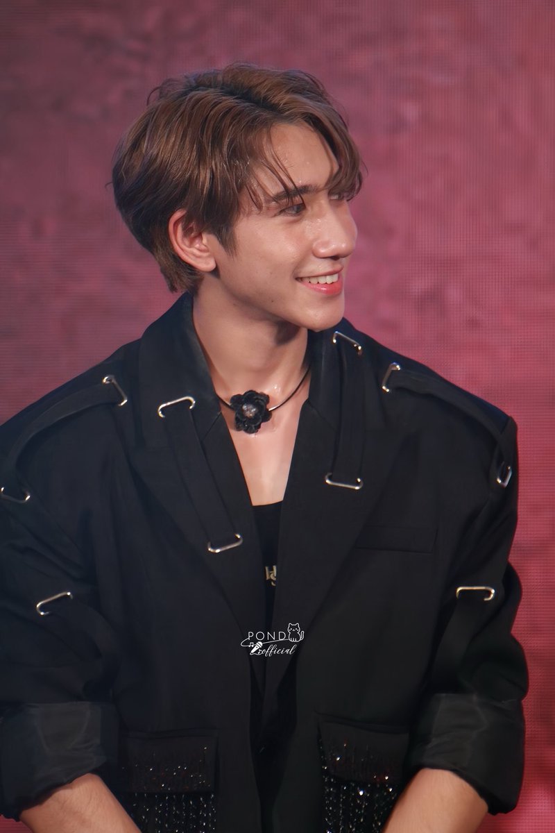 _Pondofficial's tweet photo. You look dangerous… to my heart🤍✨
@huexpondcompass 

#COMPASS
#pondporamet 
#ปอนด์ปรเมศวร์ 
#compassdfientertainment 
#huexponddcompass https://t.co/b3tuG0WvKI