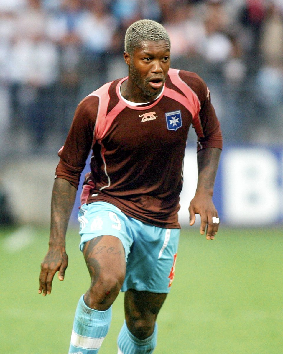 Ligue1's tweet photo. Quand l'@OM_Officiel de Djibril Cissé avait porté le maillot de l'@AJA... 😅

Qui s'en souvient ? https://t.co/SzYADydVYM