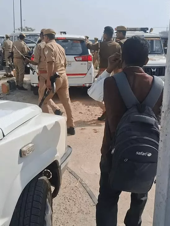 यूपी के बदायूं में हिंदुस्तान पेट्रोलियम कॉरपोरेशन लिमिटेड (HPCL) के बायो गैस प्लांट में गुरुवार दोपहर मैनेजर सुधीर गुप्ता (55 साल) और डिप्टी मैनेजर हर्षित मिश्रा (40 साल) की गोली मारकर हत्या कर दी गई।

गोली मारने का आरोप प्लांट के एक पूर्व कर्मचारी पर लगा है। वह पेलोडर ऑपरेटर