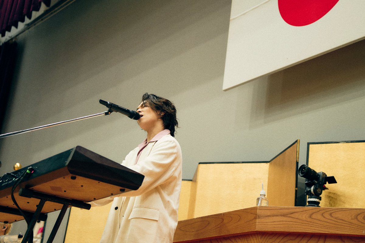 TOWER_Online's tweet photo. Omoinotake、藤井怜央（Vo/Key）の母校 松江北高校の卒業式にサプライズ登場し披露したライヴより“Wonderland”公開

https://t.co/z5anIra6ux

#Omoinotake
#タワレコオンラインニュース https://t.co/NqLobwSTmb