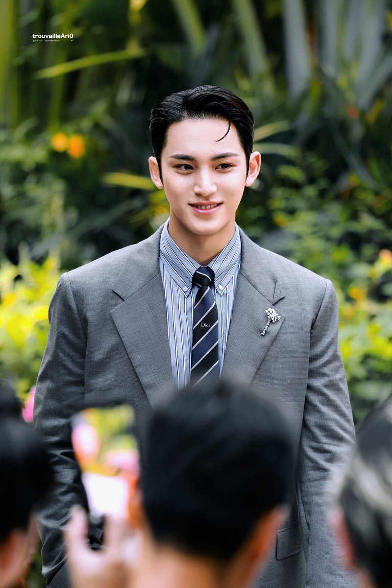 trouvailleAri0 tweet media