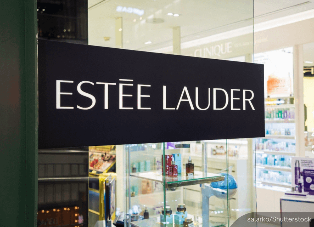 NewsBFM's tweet photo. Estée Lauder Companies has filed a lawsuit against perfumer Jo Malone, her fragrance brand Jo Loves and Zara’s UK business over the use of her name on perfume packaging.

The dispute centres on a Zara perfume collaboration labelled “A creation by Jo Malone CBE, founder of Jo Loves”, which Estée Lauder says breaches an agreement and misleads consumers.

🧵1