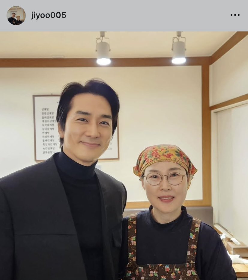 BlackSoNGSH's tweet photo. This photo was shared today,but it looks quite familiar to me;it's like I've seen it before. It appears to have been taken at a restaurant during promotional events for #hiddenface movie.She also shared photos with others.
@SongSH 
#SongSeungHeon 
#송승헌 #ソンスンホン #宋承憲 https://t.co/BMbEXSV4Lw