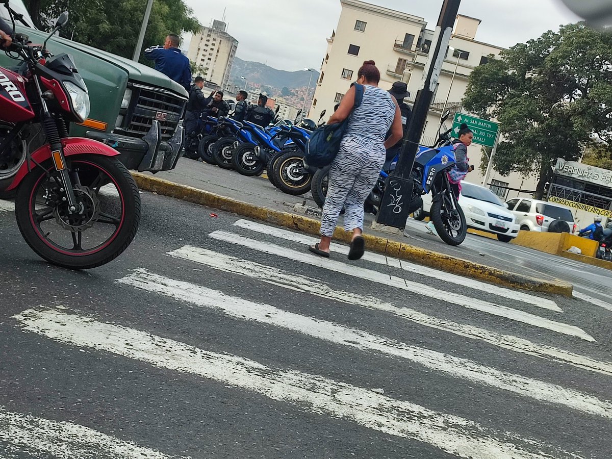 RobertLobo_'s tweet photo. #12Mar Comienzan a desplegarse por el centro de Caracas contingentes de la GNB y PNB con equipos antimotines. En Maternidad hay un fuerte contingente.

Hoy, los trabajadores y estudiantes del país salen a las calles a pedir mejoras salariales y beneficios. 

Día movido. Atentos https://t.co/KAA72emMPp
