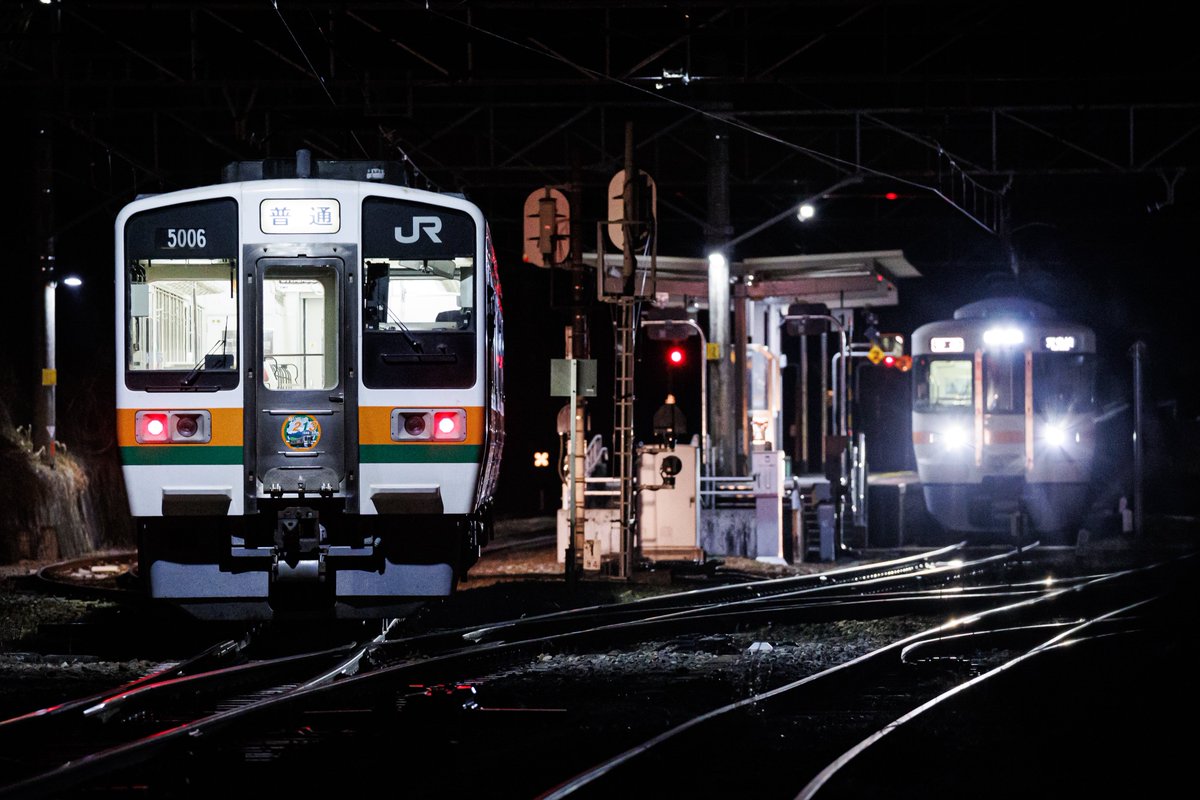 94K512M's tweet photo. 飯田線 222M 213系5000番台 H6編成
終着の平岡では1700番台と離合 https://t.co/QQAY6bQhrf