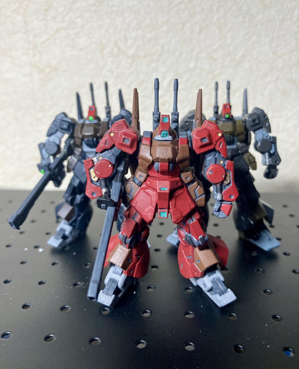 積んであったアーティファクトに6体目のリックディアスが有ったのでサクッと塗りました。
3体並べて記念撮影です。
やっとクワトロ、アポリー、ロベルトの機体が揃い踏みしました。