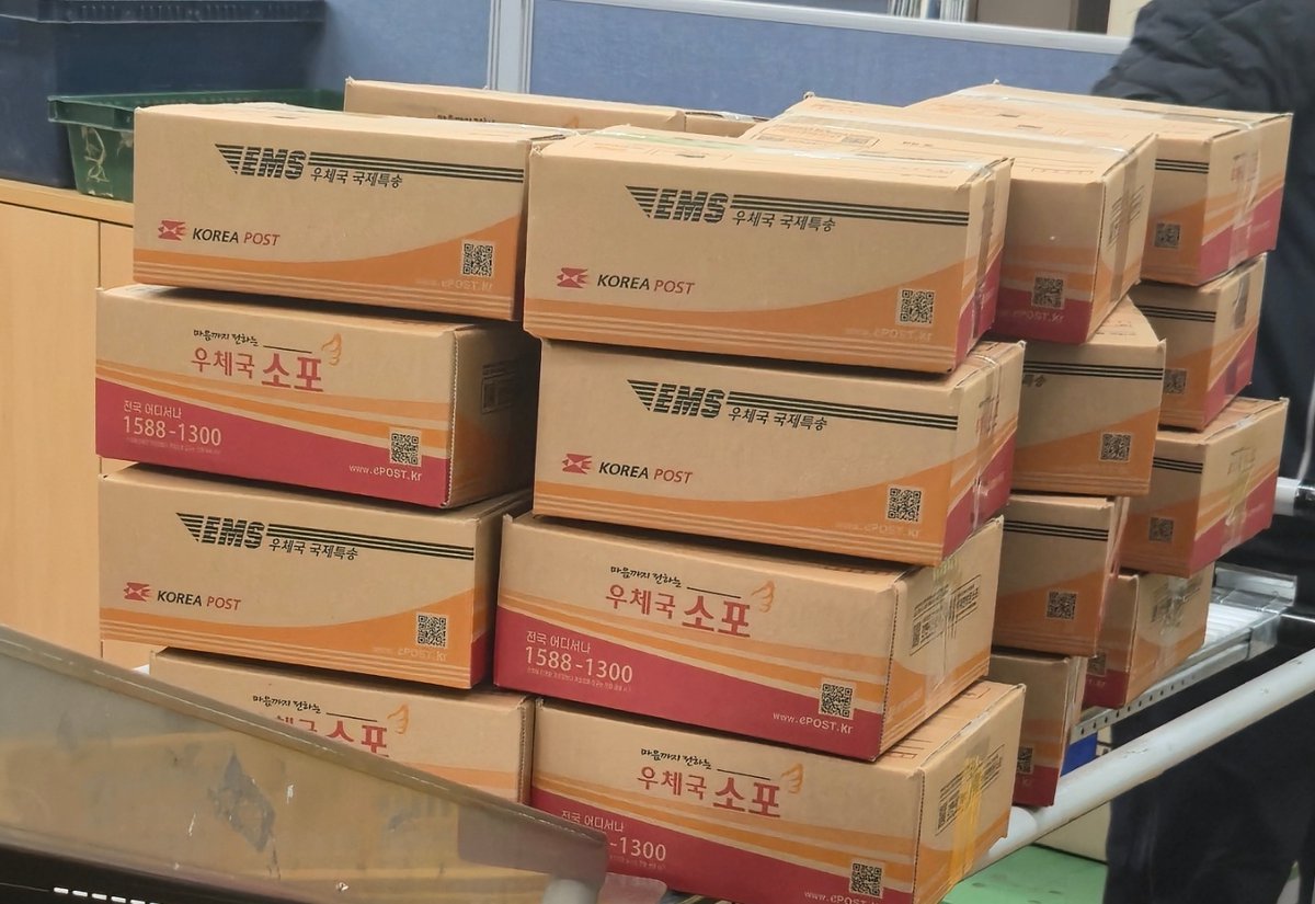 gimseonghe56400's tweet photo. 3월달 간식을 이틀동안 전부 택배 발송 완료!!
두쫀쿠 6개 한세트씩 다 보냈습니다.  
@Nasun_io 
작고 보잘것 없는 텔방에 매일 찾아와주셔서 감사합니다.
감사한 마음을 커피 한잔으로 드리기 보단
정성껏 하나씩 수제로 만들어서 보내드리다 보니
많이  못 드리지만 그래도 마음만은 정말 크다는 점!! 
아직 텔방을 운영하면서 돈을 번적은 없어서.. ㅠㅠ
간식을 만들어서 보내는 비용이 부담되지만...
최대한 열심히 만들어 볼게요! 
후기 써주셔서 정말 감사합니다!!