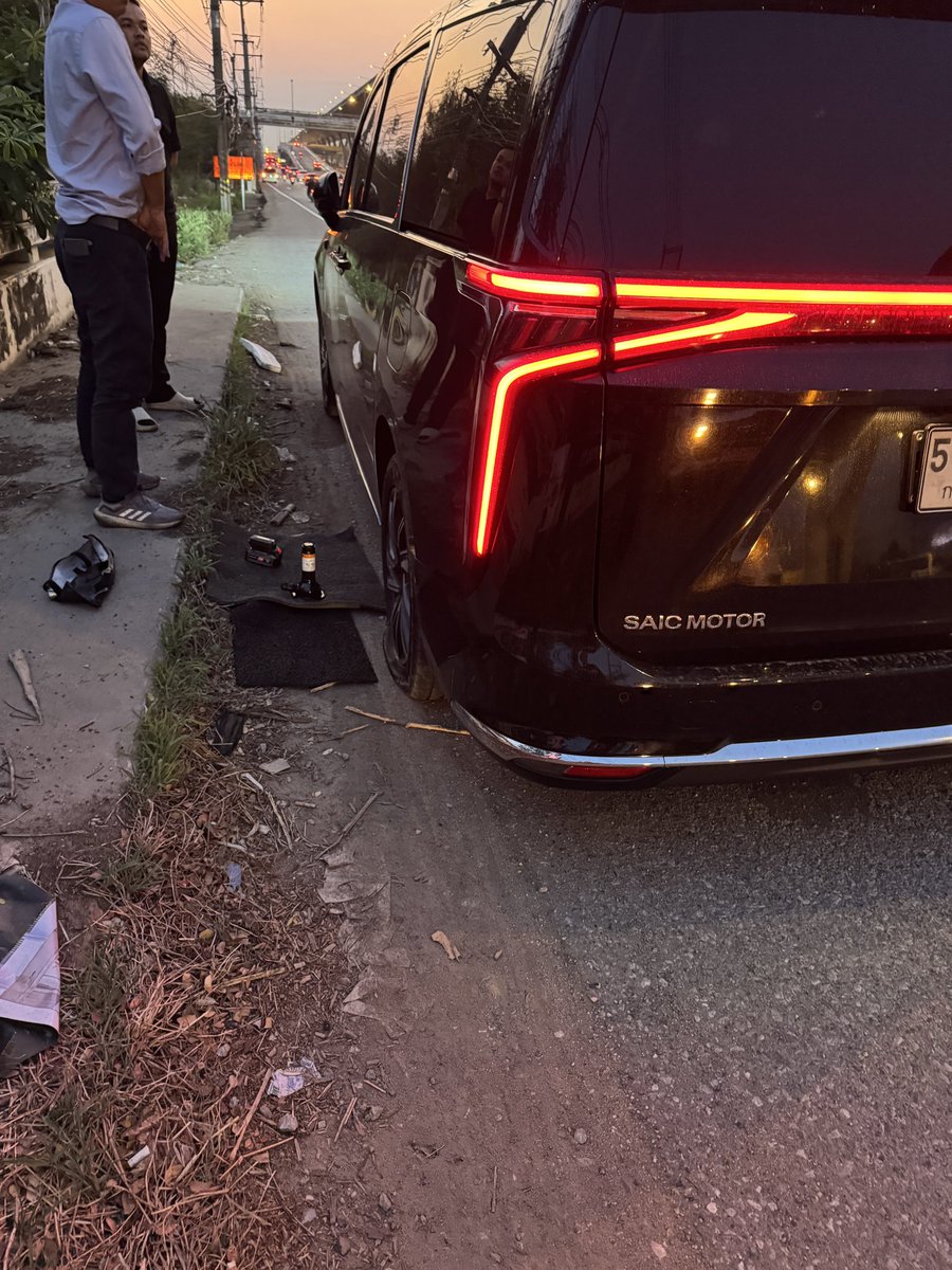 SR311_porsche's tweet image. スピード出てて穴ぼこで乗り上げパンク😱
遠いけどドライバー置いてGrabでホテル戻ります🤧
#バンコク