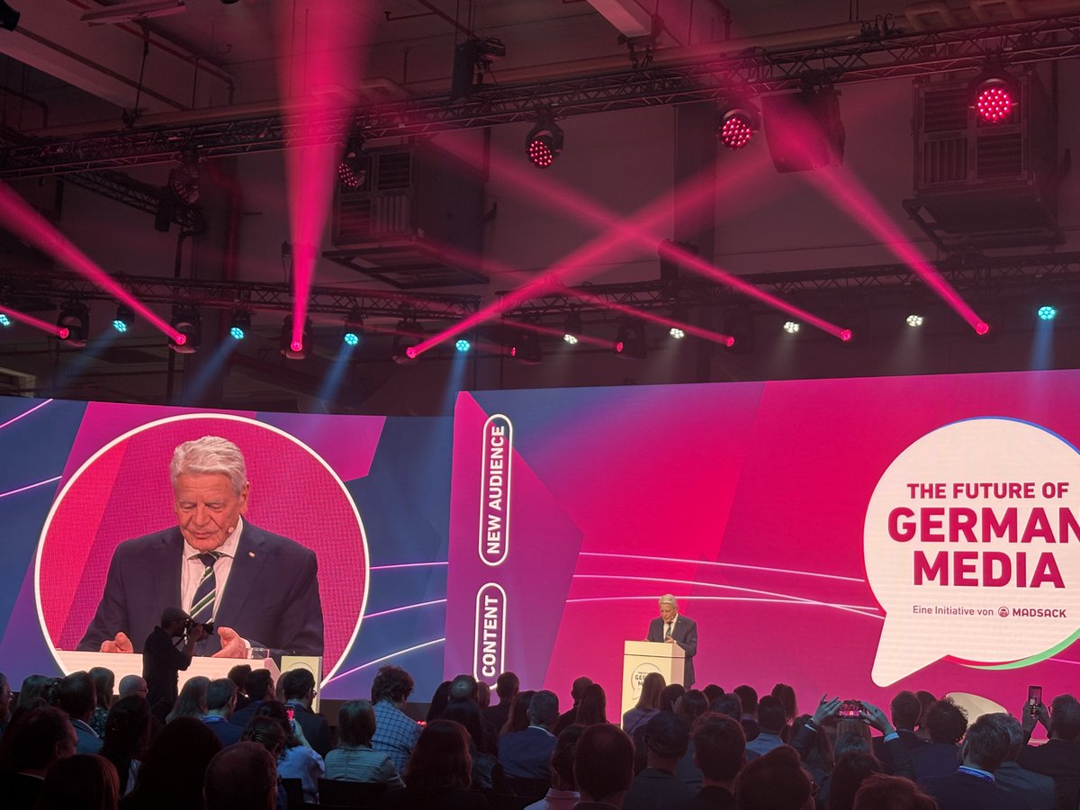 heinz_alt's tweet image. Joachim Gauck Bundespräsident a.D. jetzt mit seiner Keynote «Freiheit 2026 – eine Rollenbeschreibung für freie Medien» auf der Bühne der #TFGM.