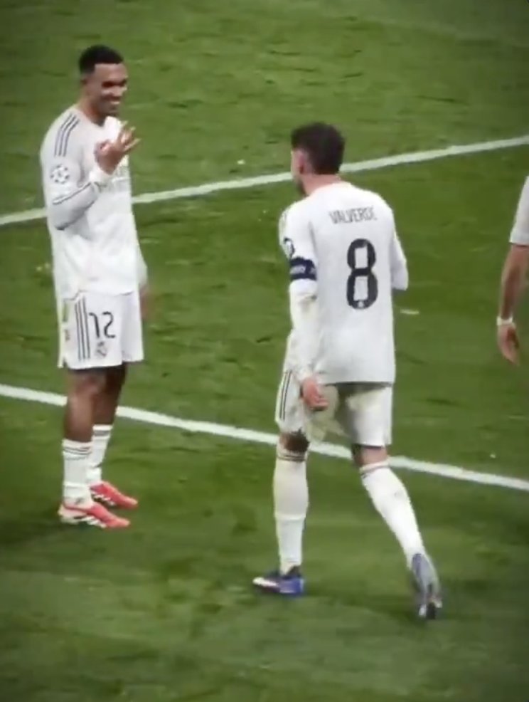 theMadridZone's tweet photo. Trent hyping up Valverde for his hattrick. 😂 https://t.co/INp4DOCSPH