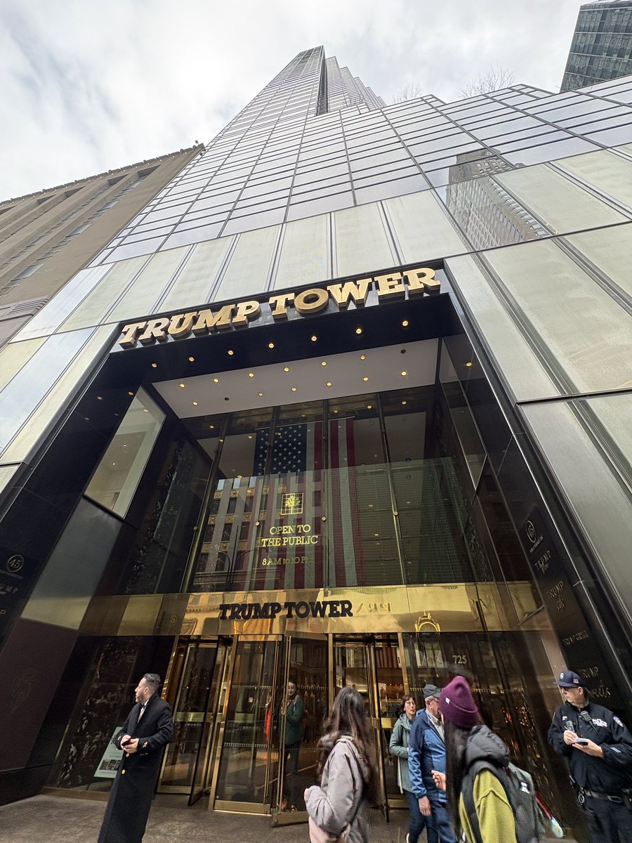 dimorrr's tweet photo. トランプタワー、ギラギラだった
警察めっちゃいるしトイレは金ピカだし私が行った後にトランプタワー��でデモがあって封鎖されたらしい
行けてよかった🇺🇸 https://t.co/Eh9enLZMXM