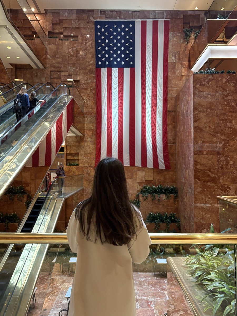 dimorrr's tweet photo. トランプタワー、ギラギラだった
警察めっちゃいるしトイレは金ピカだし私が行った後にトランプタワー��でデモがあって封鎖されたらしい
行けてよかった🇺🇸 https://t.co/Eh9enLZMXM