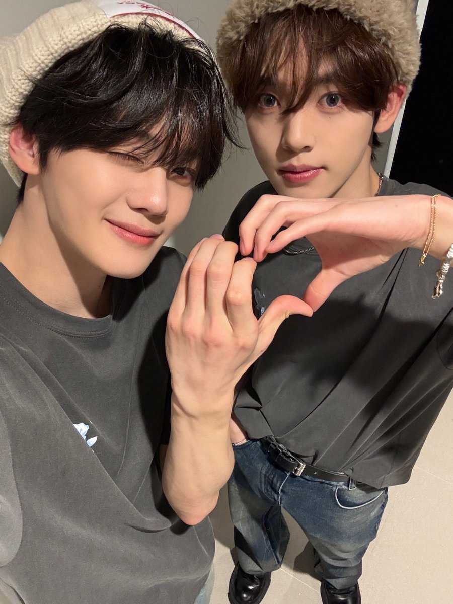 [house of zb1] yujin’s letter to kim gyuvin

TO. GYUVIN

gyuvinie hyung, the perfect example of an expressive P i have always been thankful that whenever i suddenly suggest doing something or going out you always go along with it
but lately i realized you might actually be even