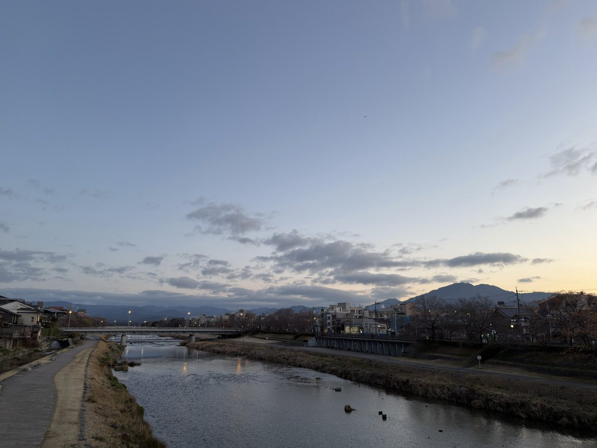 <a href="/JeremySkippers/">Jeremy Skippers</a> はいそう致します！美しく見えるのはこの夜明け前の一瞬だけで昼になれば喧騒です。ただ法だけでなく、早朝道で毎日ゴミを拾っておられる方を2、3人見かけます。一晩中遊んだ若者がゴミを道に捨てるのです。又家の前の門掃きは日課です。いつも親切なお便り有難うございます。どうぞ麗しい夜を！