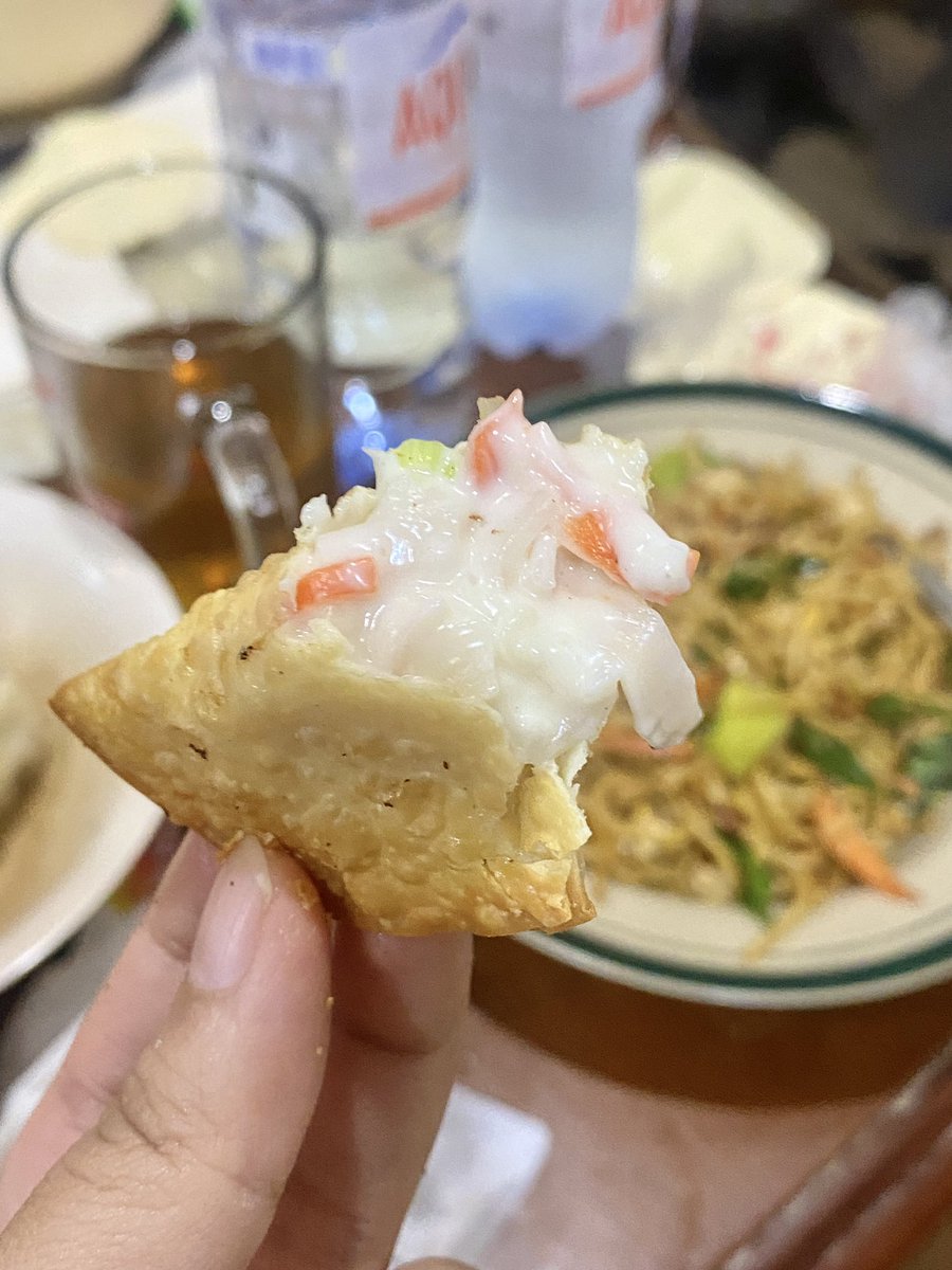 Hari ini bikin crab rangoon lagiii, pacarku + org rumah request mau lagi dan udh dimodalin bahannya wakakakk 🤣

Tapi emg inituh cemilan simple + enak, gaberasa lep lep ehh abis langsung ludes..

Aku mau sekalian drop bahan + caranya dibawah deh yaw 👇🏻