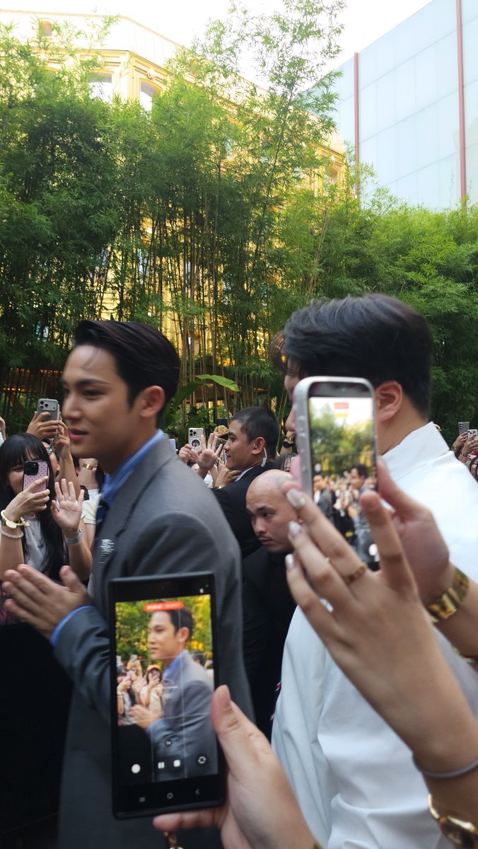 The Titas are so tired. 😭 But Mingyu is so gwapo! Definitely worth it!

(But I cannot with any standing section anymore. 😂)