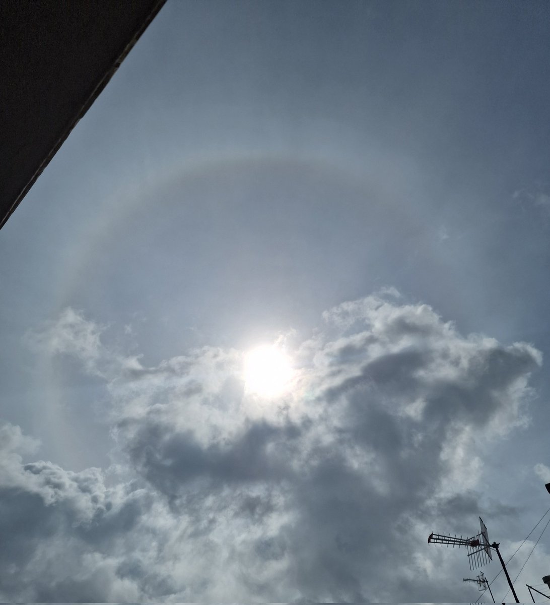 monmaynou's tweet photo. 324eltemps #eltempstv3 
Montserrat Maynou des de Blanes (La Selva)
Halo solar😊🙃 https://t.co/ctxelh0mzo