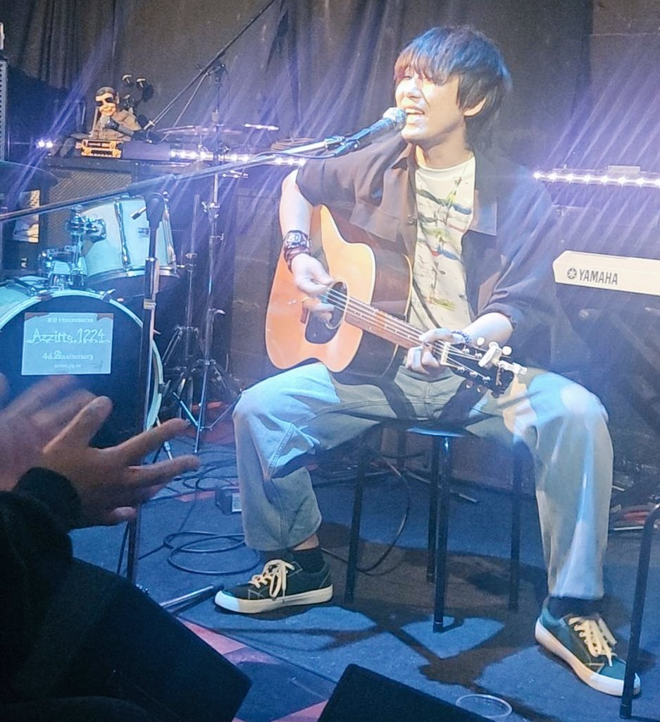 2026年3月11日(水)
新宿UNDERGROUND Azzitto1224
ご来場してくださった皆様、本当にありがとうございました！！！
5年ほど前に作って、ライブで1回も歌った事の無かった曲を歌った夜。
｢恋のバス停｣
まさかの手拍子を頂けて、曲も喜んでくれたと思います！