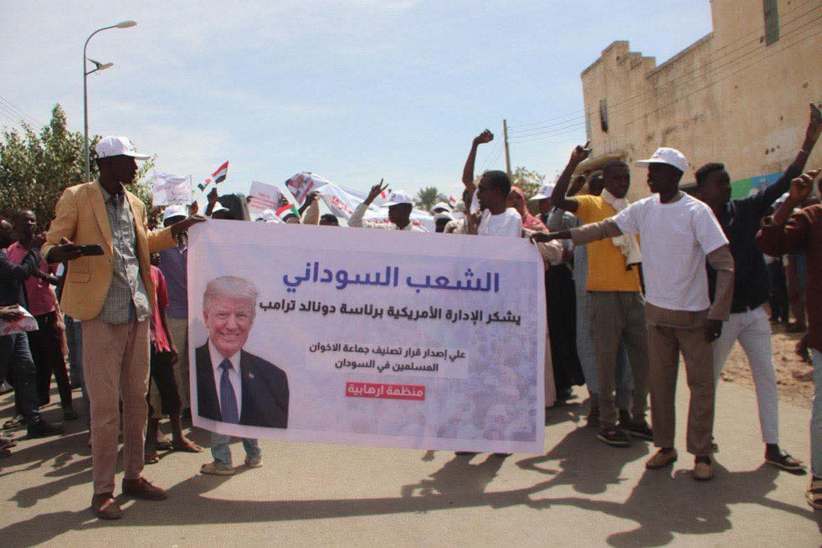yasseralfadol's tweet photo. خروج مسيرات في نيالا مؤيدة لقرار الولايات المتحدة الأمريكية بتصنيف الإخوان المسلمين في السودان منظمة إرهابية https://t.co/fMngCY4xEu
