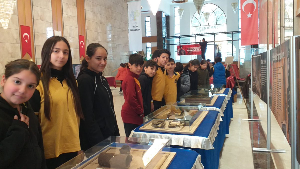AdileAltinbas's tweet photo. Okulumuz öğrencileri 12 Mart İstiklâl Marşı’nın Kabulü ve Mehmet Âkif Ersoy’u Anma Günü kapsamında Şahinbey Kültür Merkezinde düzenlenen sergiyi ziyaret etmişlerdir. @kemalcebervali @Dr_Onderarpaci @cengizgundes46 @Hkendrc @cevdetarslan33 @NizipilceMEM @Gaziantep_MEM @nizipgovtr https://t.co/jLjXt0EutH