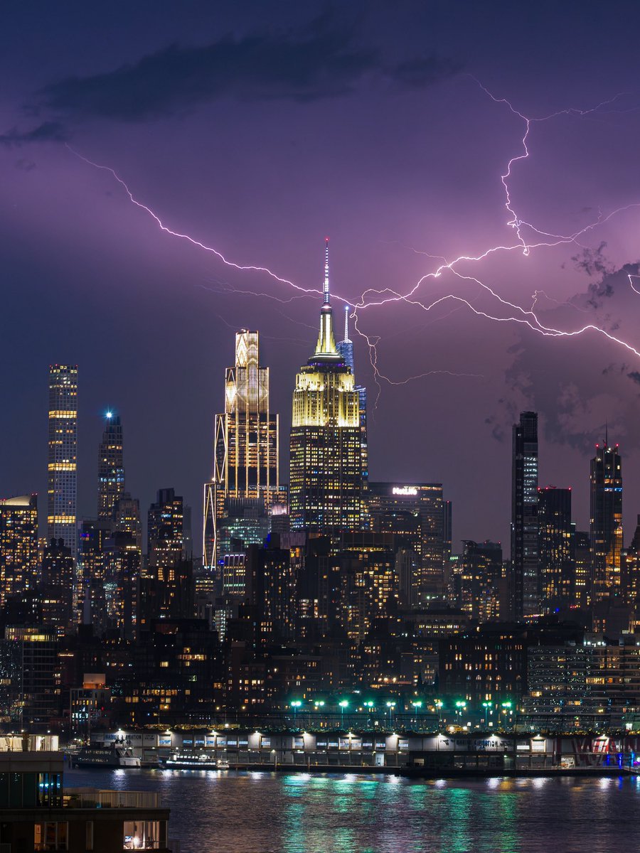 Empire State Building tweet media