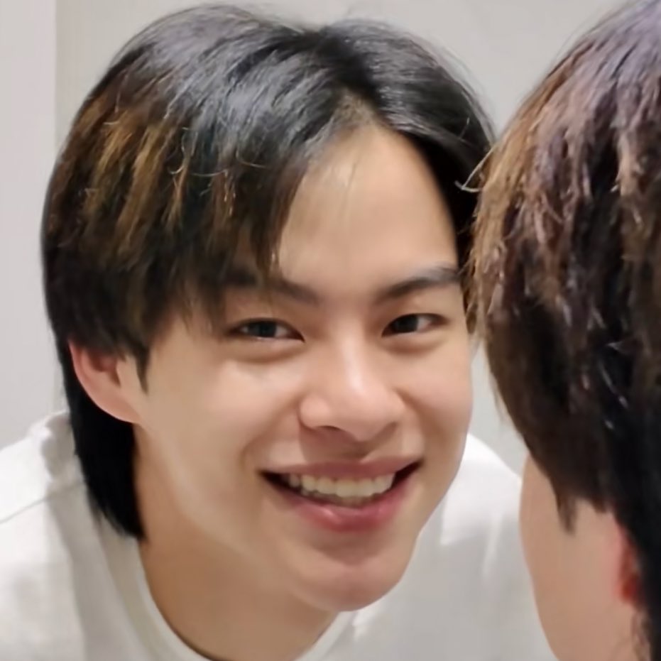 ไหนใครอยากเห็นมาร์คคริสใส่รี
มาร์คใส่รีให้เห็นแล้วนะ //แต่เป็นรีใส 🙂‍↕️