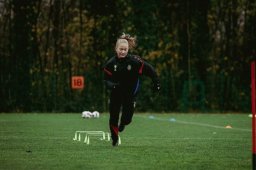 FCBasel1893's tweet photo. 📈 𝖵𝗈𝗆 𝖳𝖺𝗅𝖾𝗇𝗍 𝗓𝗎𝗋 𝖠𝖶𝖲𝖫: 𝖣𝖾𝗋 𝗇𝖾𝗎𝖾 𝖶𝖾𝗀 𝖽𝖾𝗋 𝖥𝖢𝖡-𝖥𝗋𝖺𝗎𝖾𝗇 🔴🔵

In den vergangenen sechs Monaten hat sich im Unterbau der Frauenabteilung des FC Basel 1893 viel bewegt. Nach einer umfassenden Analyse des Status quo wurden erste strukturelle und inhaltliche Anpassungen umgesetzt. Dies mit einem klaren Ziel: eine einheitliche Identität von den jüngsten Nachwuchsstufen bis ins Team der AXA Women’s Super League (AWSL).

Javier Fernández, der seit Juli 2025 als Leiter Methodik für die Nachwuchsabteilung der FCB-Frauen tätig ist, gibt Einblicke in die neuen Strukturen 👉 https://t.co/JZCHRgjWkP

#FCBasel1893Frauen #rotblaulive #FCBasel1893 #AlliZämme #imRotblaueRusch