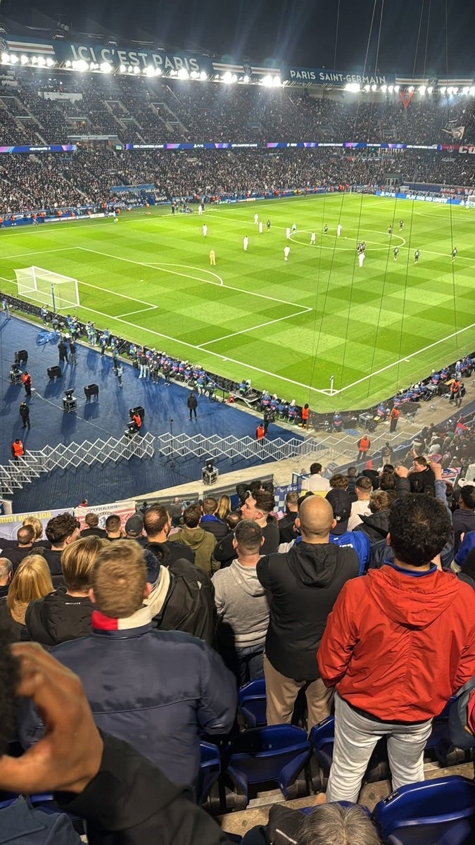 FrancoBlues12's tweet photo. Nous étions présents en nombre pour supporter les blues. 
Malgré un résultat décevant, nous retenons surtout l’ambiance de folie entre supporters et un espoir certain de remontada mardi prochain à domicile où certains de nos membres encourageront nos joueurs !

UpTheChels 💙 https://t.co/UIhQcHGF6A