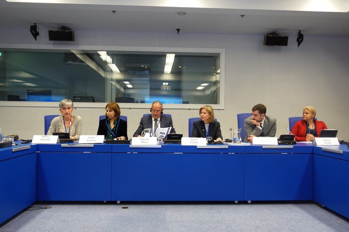 CICAD_OEA's tweet photo. Las alianzas público-privadas crean ofertas concretas de formación y empleo, favoreciendo la integración social de personas con consumo problemático de sustancias en conflicto con la ley por delitos relacionados con drogas.

Desde @CICAD_OEA trabajamos para generar ese tipo de colaboración mediante programas que ayudan a reducir la reincidencia, como el proyecto #FOCTALI, desarrollado con el apoyo del Gobierno de Italia @ItalyatOAS 🇮🇹. 

FOCTALI, activo desde 2019, "promueve la creación de marcos institucionales que faciliten oportunidades de empleo para personas con antecedentes penales en su proceso de integración social, gracias a la colaboración y el compromiso del sector privado", indicó Angela Crowdy, Secretaria Ejecutiva Interina de @CICAD_OEA, durante la presentación de los principales logros del proyecto, realizada en el marco de la #CND69 de @ONU_es. 

🟦Más de 600 profesionales capacitados, pertenecientes a comisiones nacionales de drogas y sociedad civil de los países participantes.
🟦A lo largo de esta iniciativa, 34 expertos de América Latina y el Caribe visitaron la comunidad terapéutica de San Patrignano en Italia.

Dentro de la colaboración público-privada, se llevaron a cabo intercambios de buenas prácticas entre países participantes sobre marcos institucionales, modelos y legislaciones que permiten beneficios fiscales para empresas que apoyan la contratación de personas con antecedentes penales en su proceso de integración social.