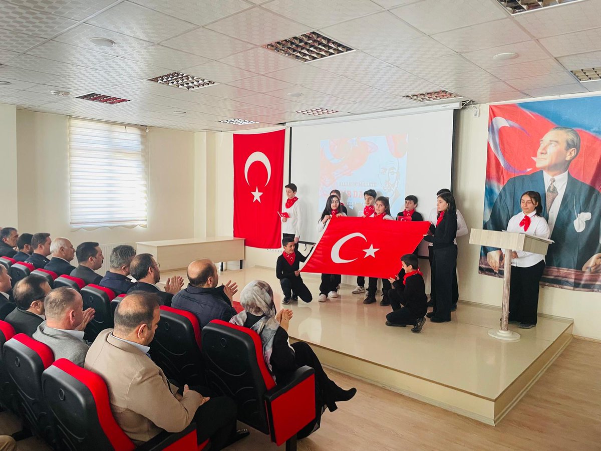 Kaymakamımız Sn. Muhammed Taha CANPOLAT 12 Mart İstiklal Marşı’nın Kabulü ve Mehmet Akif ERSOY'u Anma Programına katıldı.

<a href="/mtcanpolat23/">Muhammed Taha Canpolat</a> 
<a href="/ErzurumValiligi/">T.C.Erzurum Valiliği</a> 
<a href="/TC_icisleri/">T.C. İçişleri Bakanlığı</a> 

👉🏻 🔗 uzundere.gov.tr/kaymakamimiz-s…