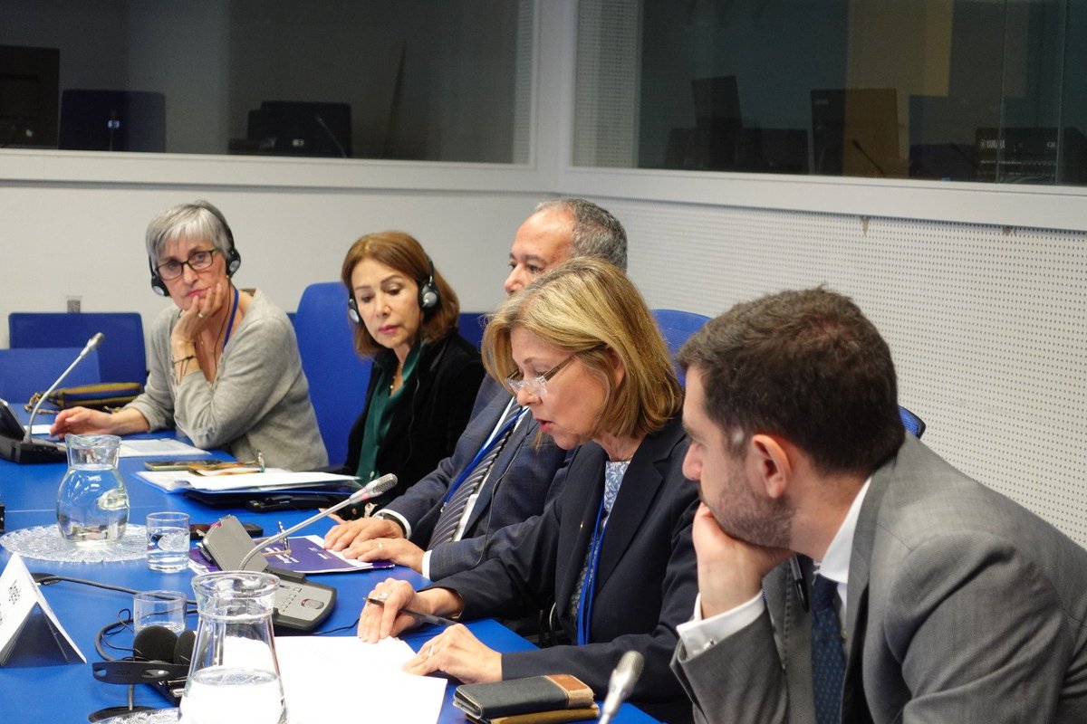 CICAD_OEA's tweet photo. Las alianzas público-privadas crean ofertas concretas de formación y empleo, favoreciendo la integración social de personas con consumo problemático de sustancias en conflicto con la ley por delitos relacionados con drogas.

Desde @CICAD_OEA trabajamos para generar ese tipo de colaboración mediante programas que ayudan a reducir la reincidencia, como el proyecto #FOCTALI, desarrollado con el apoyo del Gobierno de Italia @ItalyatOAS 🇮🇹. 

FOCTALI, activo desde 2019, "promueve la creación de marcos institucionales que faciliten oportunidades de empleo para personas con antecedentes penales en su proceso de integración social, gracias a la colaboración y el compromiso del sector privado", indicó Angela Crowdy, Secretaria Ejecutiva Interina de @CICAD_OEA, durante la presentación de los principales logros del proyecto, realizada en el marco de la #CND69 de @ONU_es. 

🟦Más de 600 profesionales capacitados, pertenecientes a comisiones nacionales de drogas y sociedad civil de los países participantes.
🟦A lo largo de esta iniciativa, 34 expertos de América Latina y el Caribe visitaron la comunidad terapéutica de San Patrignano en Italia.

Dentro de la colaboración público-privada, se llevaron a cabo intercambios de buenas prácticas entre países participantes sobre marcos institucionales, modelos y legislaciones que permiten beneficios fiscales para empresas que apoyan la contratación de personas con antecedentes penales en su proceso de integración social.