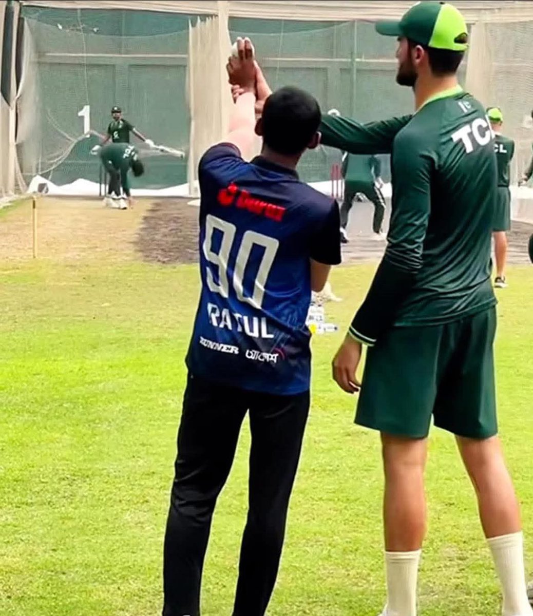 DrZiaHashmi2's tweet photo. Not sure our Sheenu is teaching or learning the art of good bowling!!!!!! 🤔 https://t.co/Cy0bXb7NRe