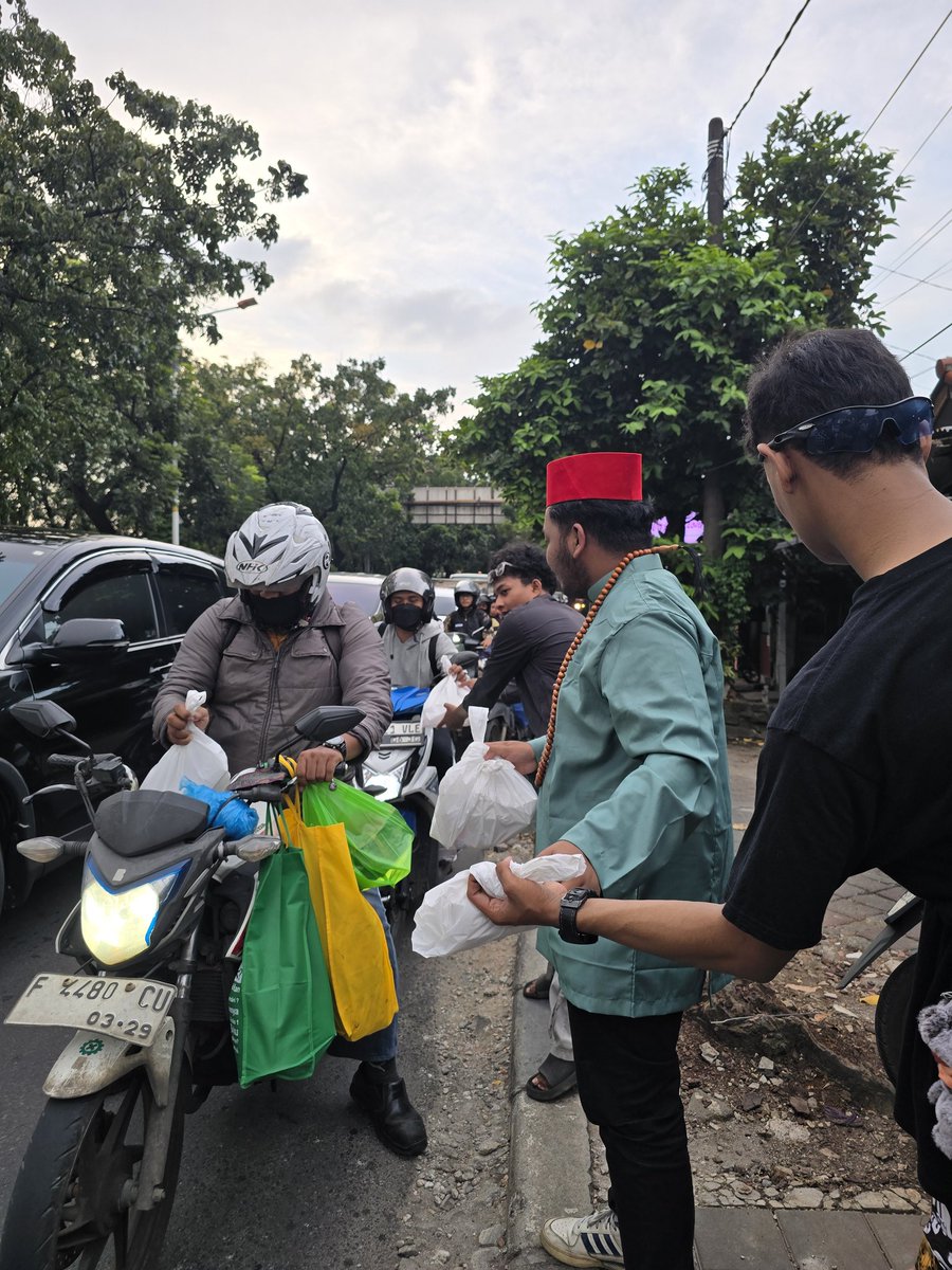 pepenidolamu's tweet photo. EJG DAN PERDANA MENTRI INDIA BERBAGI TAKJIL❤️ https://t.co/7zRealvSJP