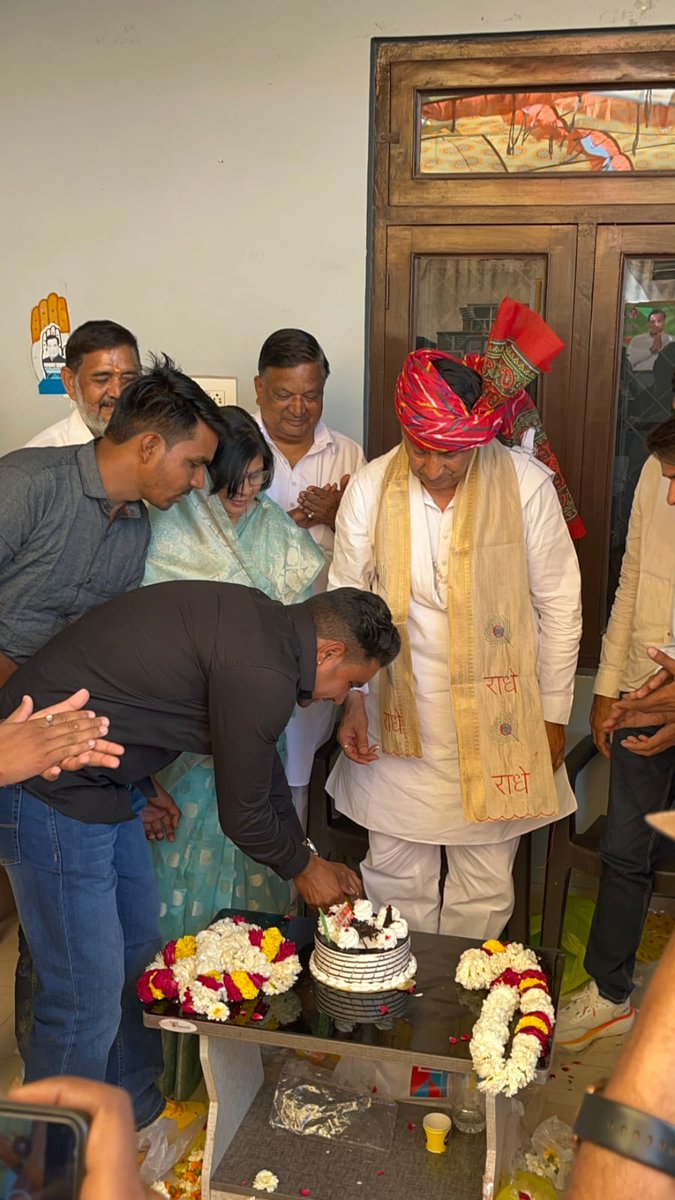 Rajendraposwal_'s tweet photo. बांदीकुई के पूर्व विधायक श्री जीआर खटाना जी से मिलकर जन्मदिन की हार्दिक बधाई व शुभकामनाएँ दी ।
@GRKhatana_ https://t.co/hXkfLlJf7H
