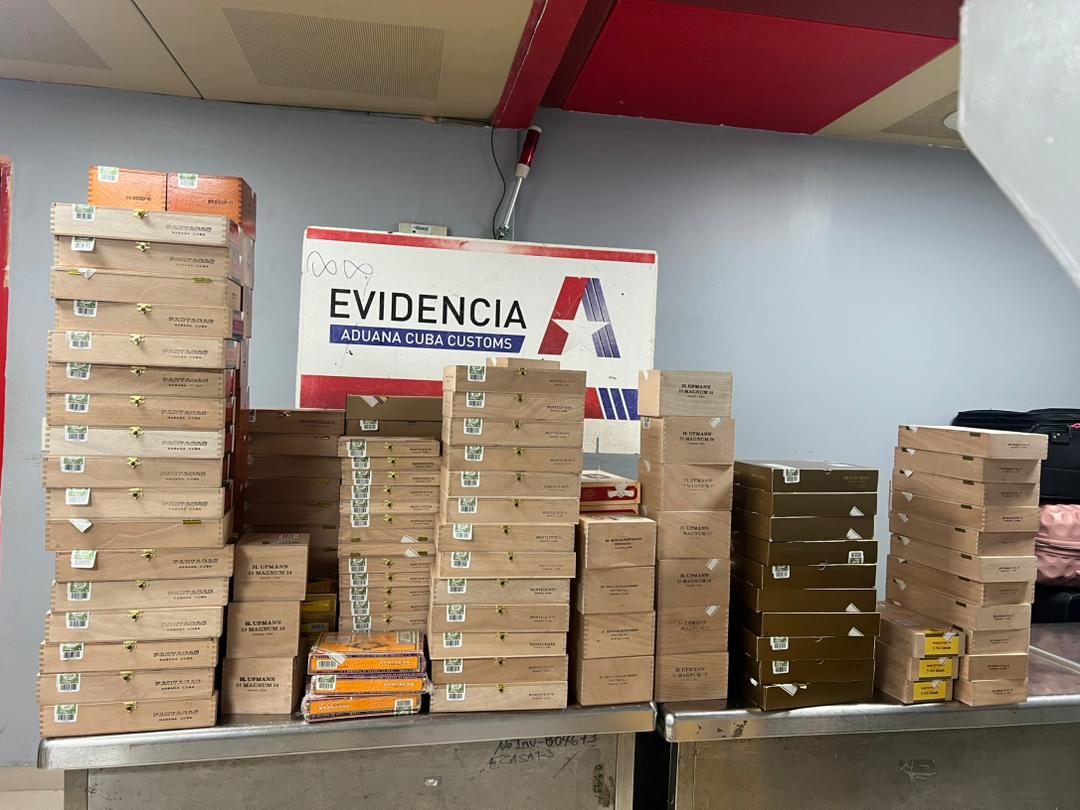 vicejefeagr's tweet photo. #AduanadeCuba detecta dos pasajeros intentando extraer del país más de 370 cajas de tabacos falsos de diferentes marcas incumpliendo las regulaciones legales vigentes para la exportación de este importante rublo económico. El caso se denunció a la policía. #FronteraSegura https://t.co/jOdvdX0zkz