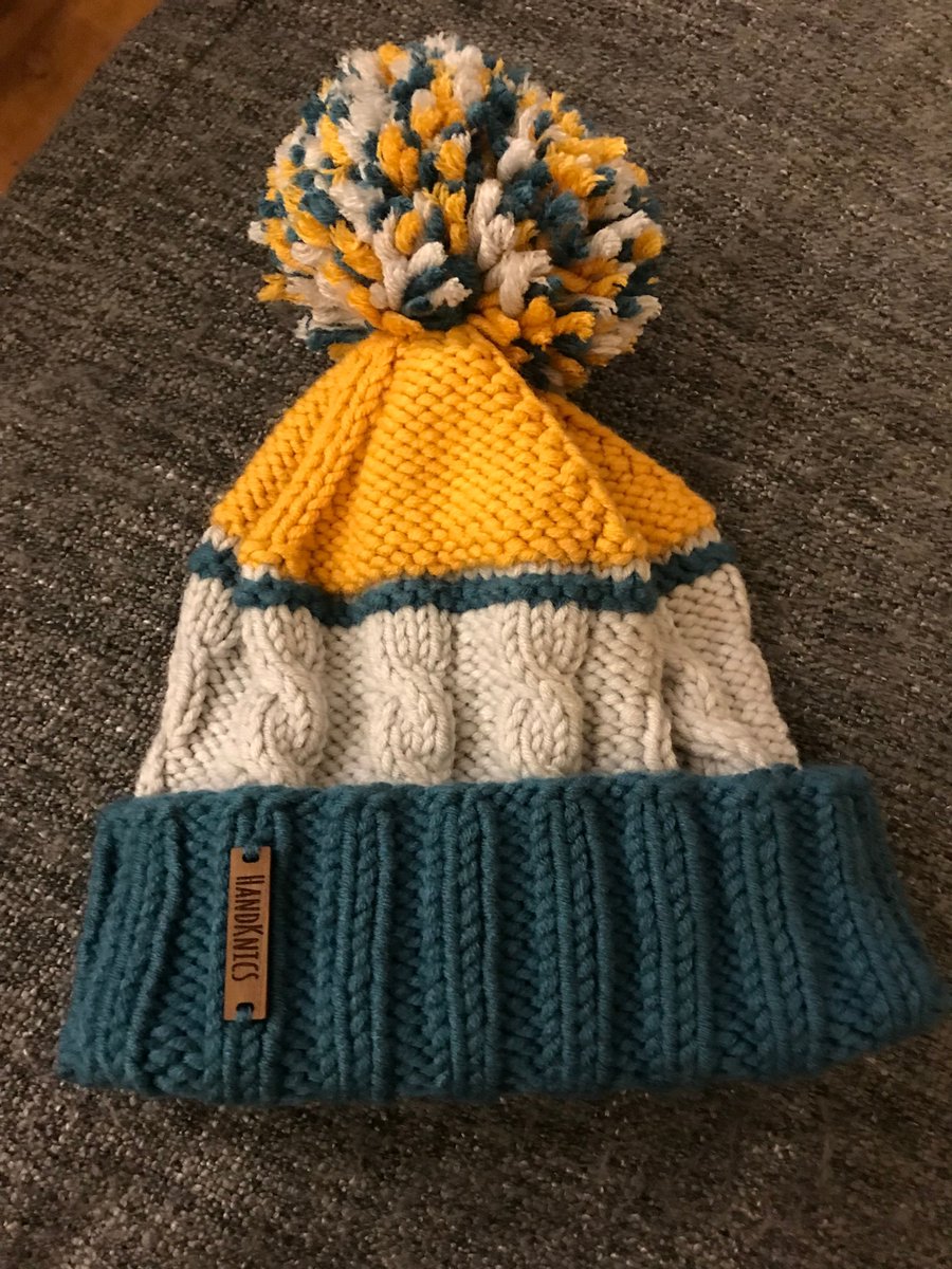 HandKnics tweet media